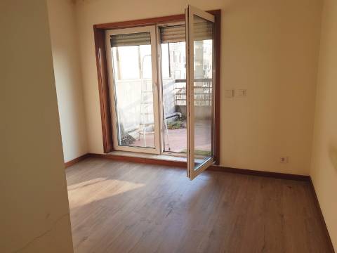 Arrenda T2 | Apartamento com terraço Junto à Igreja da Areosa