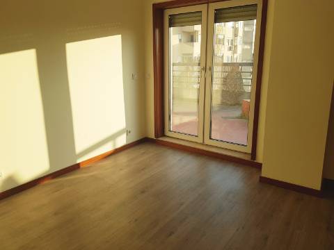 Arrenda T2 | Apartamento com terraço Junto à Igreja da Areosa