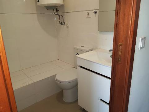 Arrenda T2 | Apartamento com terraço Junto à Igreja da Areosa