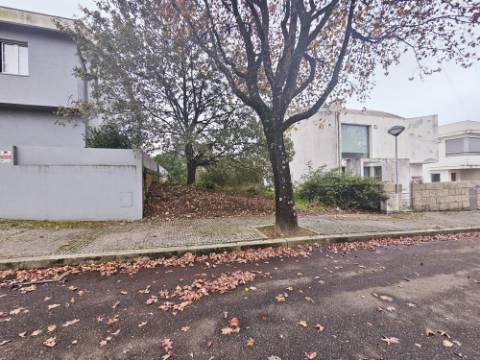 Lote de Terreno para Moradia de 3 Frentes