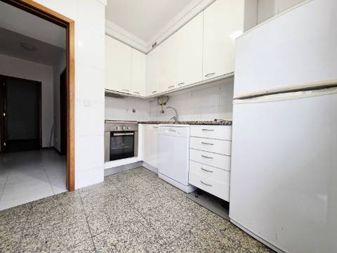 Apartamento T2| Terraço| Garagem Fechada