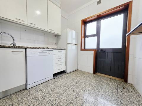 Apartamento T2| Terraço| Garagem Fechada