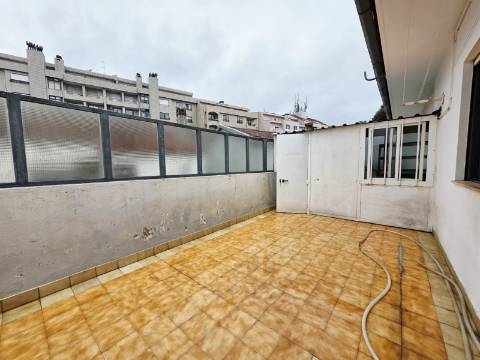Apartamento T2| Terraço| Garagem Fechada