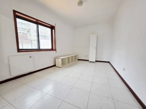 Apartamento T2| Terraço| Garagem Fechada