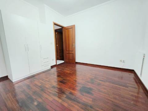 Apartamento T2| Terraço| Garagem Fechada