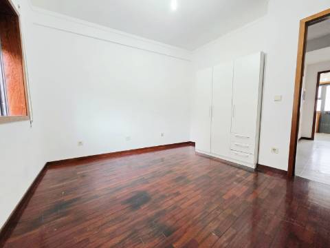 Apartamento T2| Terraço| Garagem Fechada