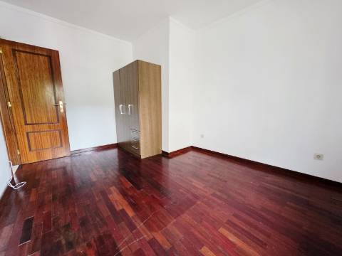 Apartamento T2| Terraço| Garagem Fechada