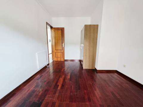 Apartamento T2| Terraço| Garagem Fechada