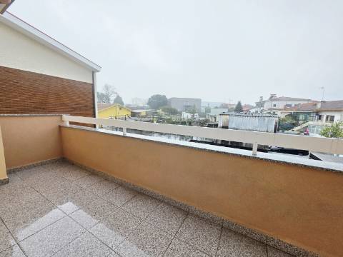 T3 Aguas Santas| 3 Frentes| Garagem Fechada| Totalmente Renovado