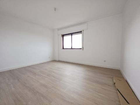 T2 Rio Tinto| Remodelado| Varanda| Arrumo