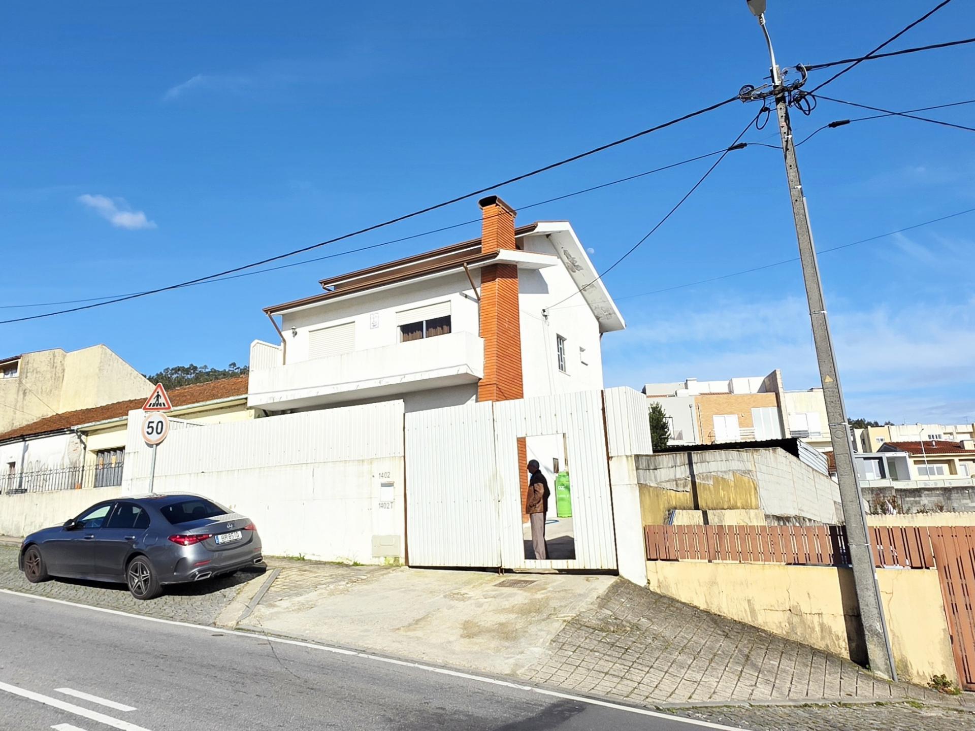 Moradia T3| 3 Frentes| Armazém| Centro de Sao Pedro da Cova