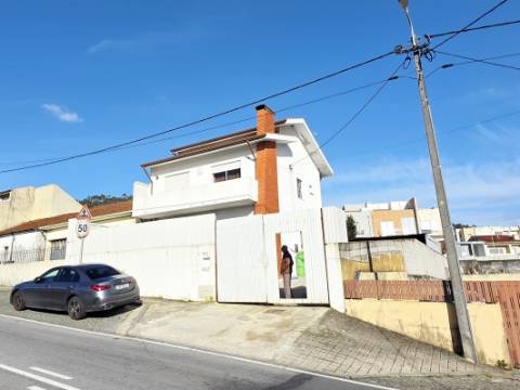 Moradia T3| 3 Frentes| Armazém| Centro de Sao Pedro da Cova