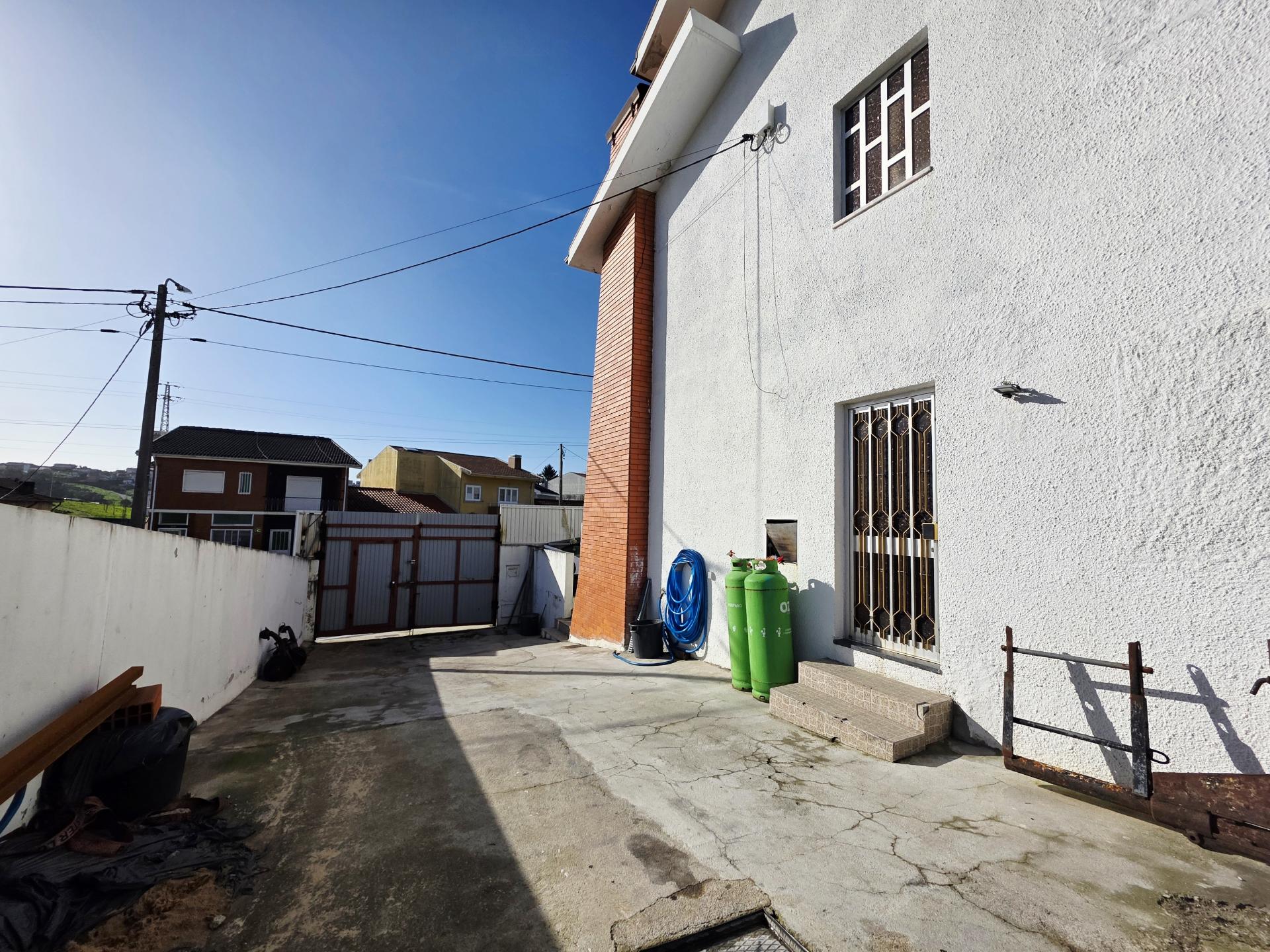 Moradia T3| 3 Frentes| Armazém| Centro de Sao Pedro da Cova