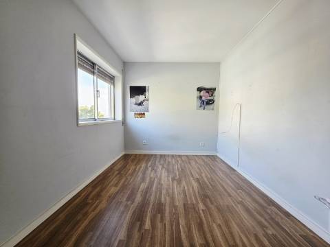 Moradia T3| 3 Frentes| Armazém| Centro de Sao Pedro da Cova