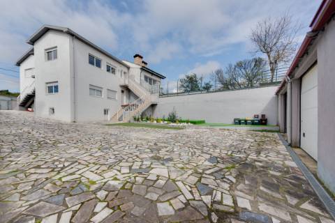 Andar Moradia T3| 3 Frentes| 2 Garagens fechadas