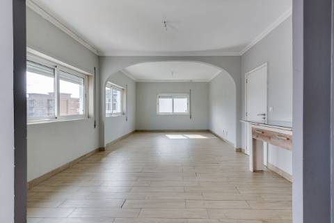 Andar Moradia T3| 3 Frentes| 2 Garagens fechadas