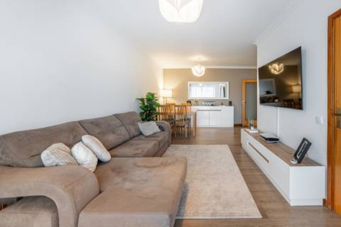 Apartamento T2+1 com Garagem e Arrumos