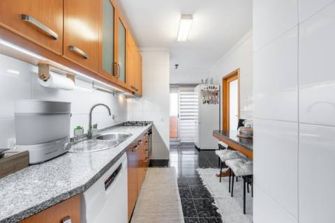 Apartamento T2+1 com Garagem e Arrumos