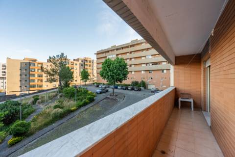 Apartamento T2+1 com Garagem e Arrumos
