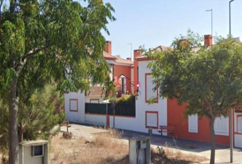  terreno: 192.50m2, área bruta de construção: 232.00m2, em Vila Nova de Santo André.