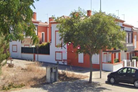  terreno: 192.50m2, área bruta de construção: 232.00m2, em Vila Nova de Santo André.