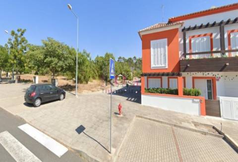  terreno: 192.50m2, área bruta de construção: 232.00m2, em Vila Nova de Santo André.