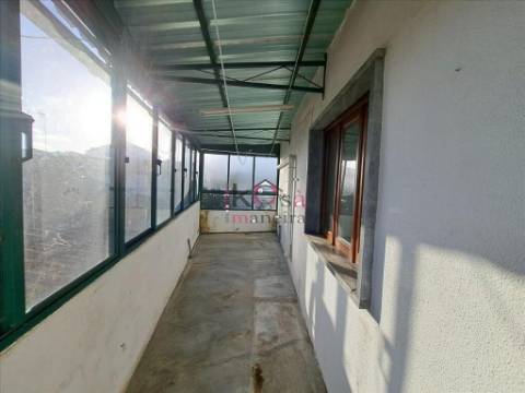 Moradia com uma área total de 403 metros quadrados