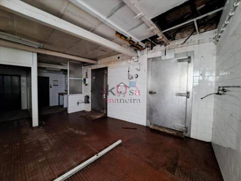 Moradia com uma área total de 403 metros quadrados