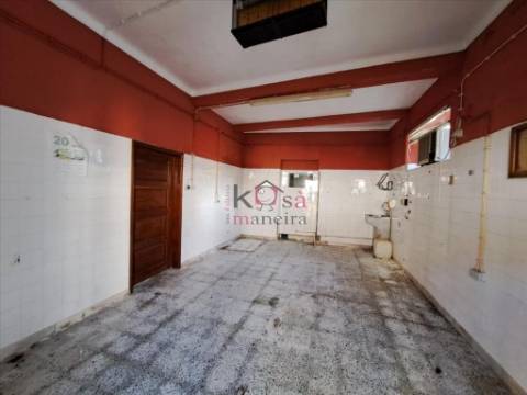 Moradia com uma área total de 403 metros quadrados