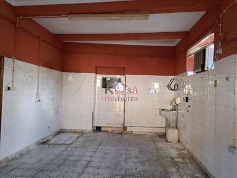 Moradia com uma área total de 403 metros quadrados