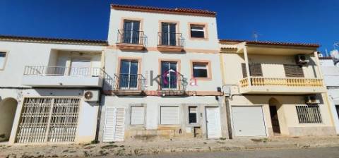 Terreno para construção, com prédio inacabado (com aprox. 84% de obra concluída) 