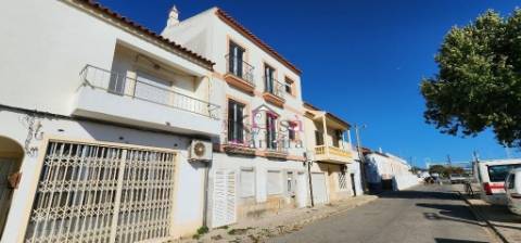 Terreno para construção, com prédio inacabado (com aprox. 84% de obra concluída) 