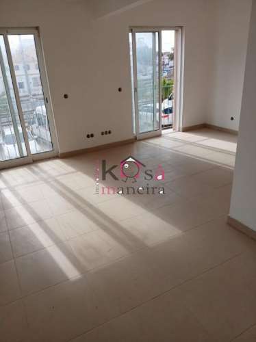 Terreno para construção, com prédio inacabado (com aprox. 84% de obra concluída) 