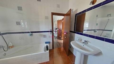 Moradia Isolada T3 com terreno 629m², Vila Nova Santo André.