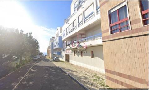 Apartamento T1 com varanda e parquamento, 5 minoto da Praia.