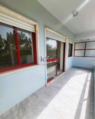 Apartamento T1 com varanda e parquamento, 5 minoto da Praia.