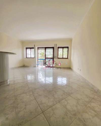 Apartamento T1 com varanda e parquamento, 5 minoto da Praia.