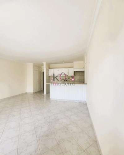 Apartamento T1 com varanda e parquamento, 5 minoto da Praia.