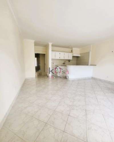 Apartamento T1 com varanda e parquamento, 5 minoto da Praia.