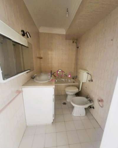 Apartamento T1 com varanda e parquamento, 5 minoto da Praia.