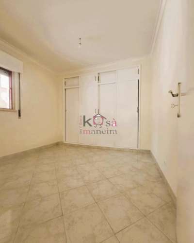 Apartamento T1 com varanda e parquamento, 5 minoto da Praia.