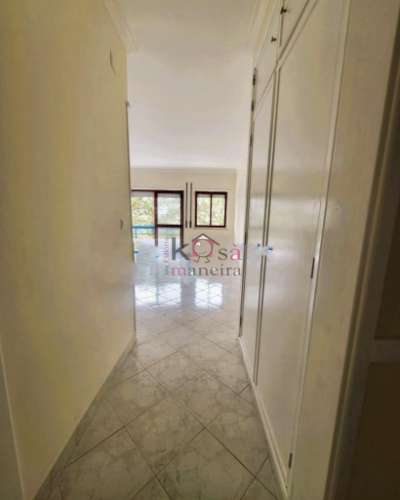 Apartamento T1 com varanda e parquamento, 5 minoto da Praia.