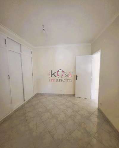 Apartamento T1 com varanda e parquamento, 5 minoto da Praia.