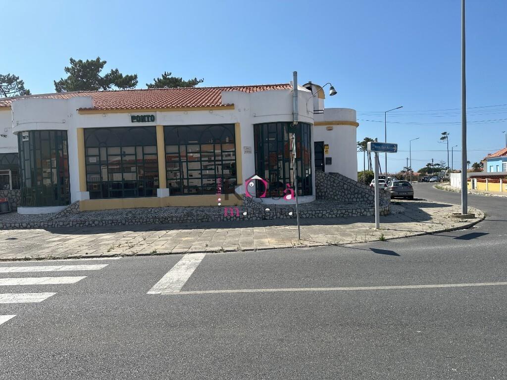 Prédio com restaurante e habitação no sótão à venda em SInes 
