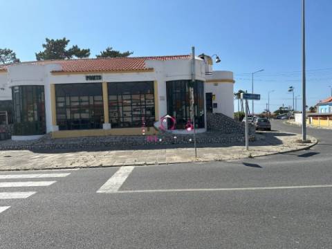 Prédio com restaurante e habitação, à venda em SInes 