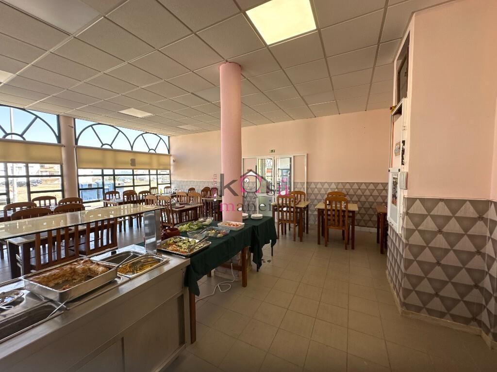 Prédio com restaurante e habitação no sótão à venda em SInes 