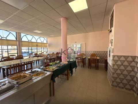 Prédio com restaurante e habitação, à venda em SInes 