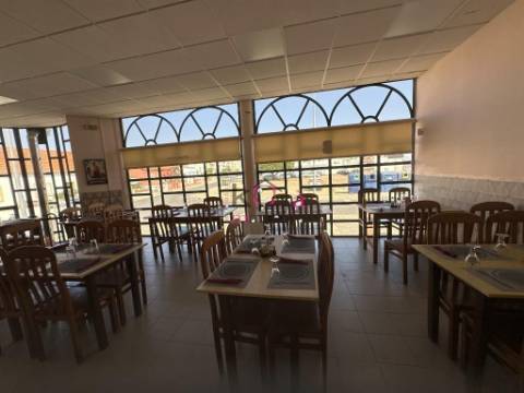 Prédio com restaurante e habitação, à venda em SInes 