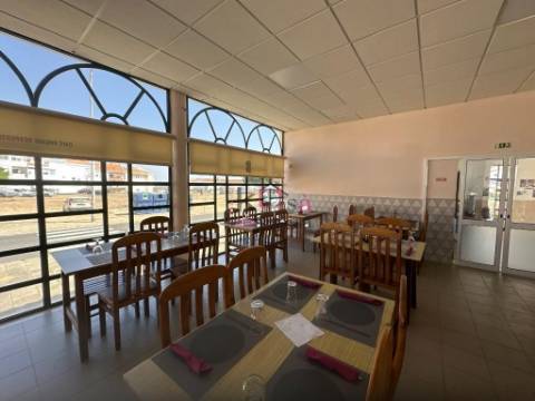 Prédio com restaurante e habitação, à venda em SInes 