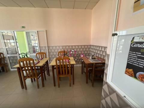 Prédio com restaurante e habitação, à venda em SInes 